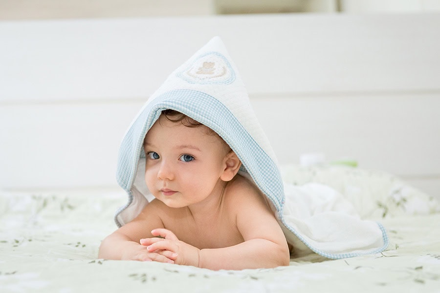 fotografa lifestyle infantil familia menino e mae banho castelo bh