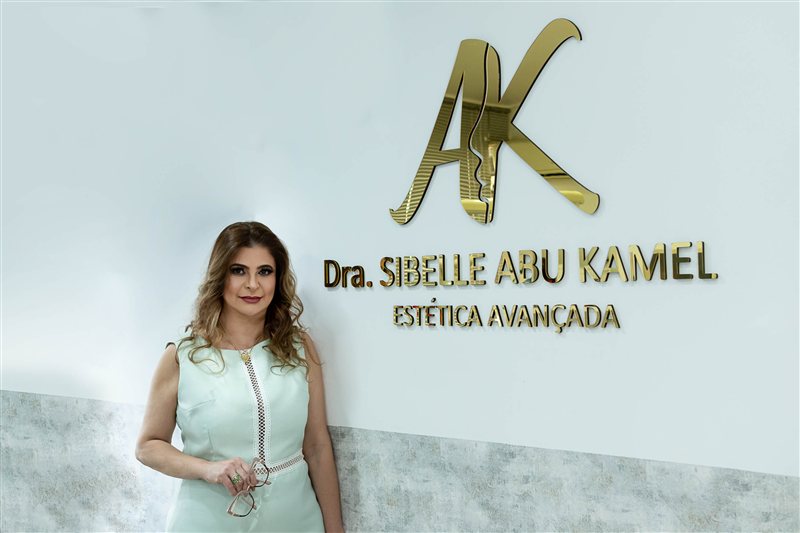 Fachada com identidade visual do consultório da Dra. Sibelle Abu Kamel em Betim