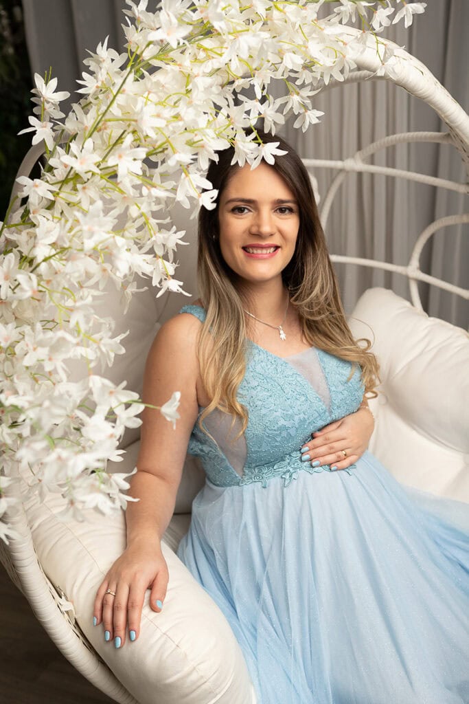 fotografo ensaio gestante vestido azul na cadeira contagem bh betim