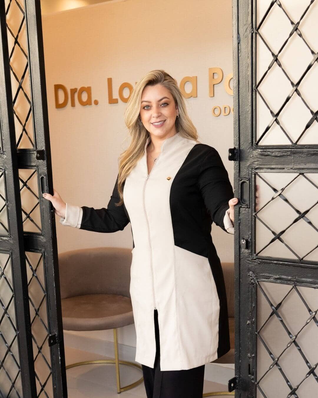 dentista na entrada do consultório odontológico em Contagem