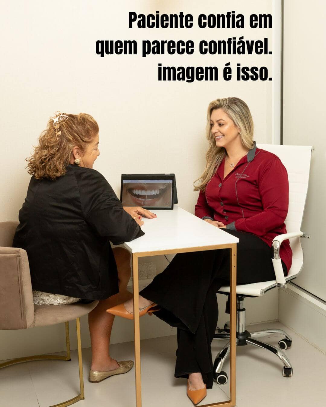 dentista com paciente transmitindo confiança no consultório
