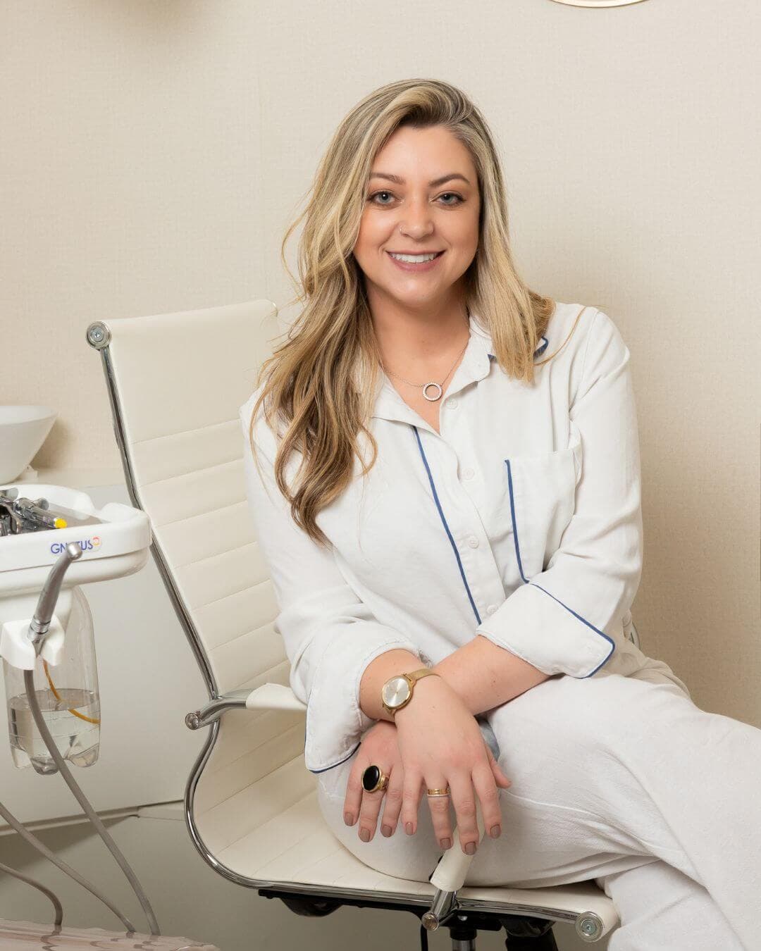 retrato profissional de dentista em consultório odontológico