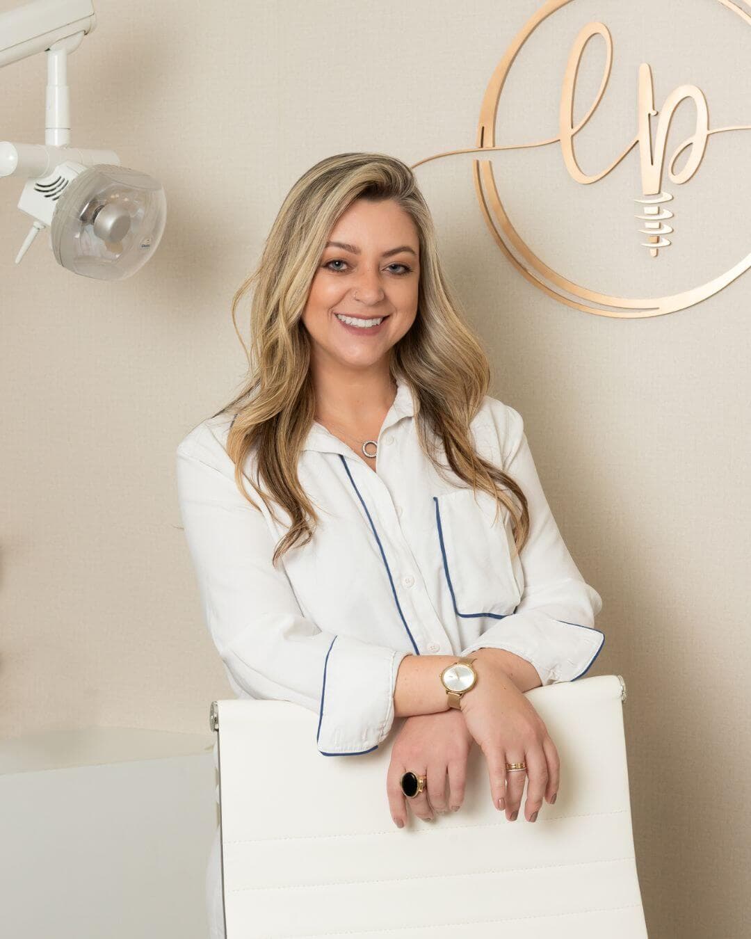 retrato de dentista com identidade visual da clínica odontológica
