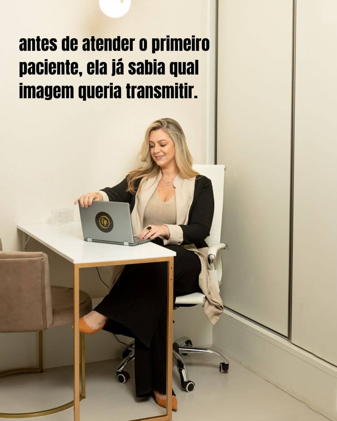 dentista planejando estratégia de imagem antes da inauguração do consultório
