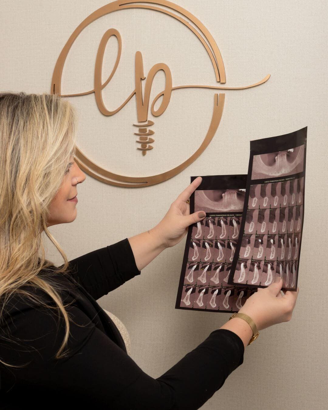dentista analisando radiografia odontológica no consultório